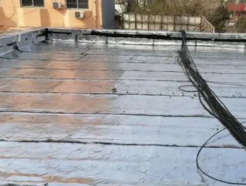 福建卫生间漏水维修公司分享下福建屋面楼顶防水刚性防水层施工要点。